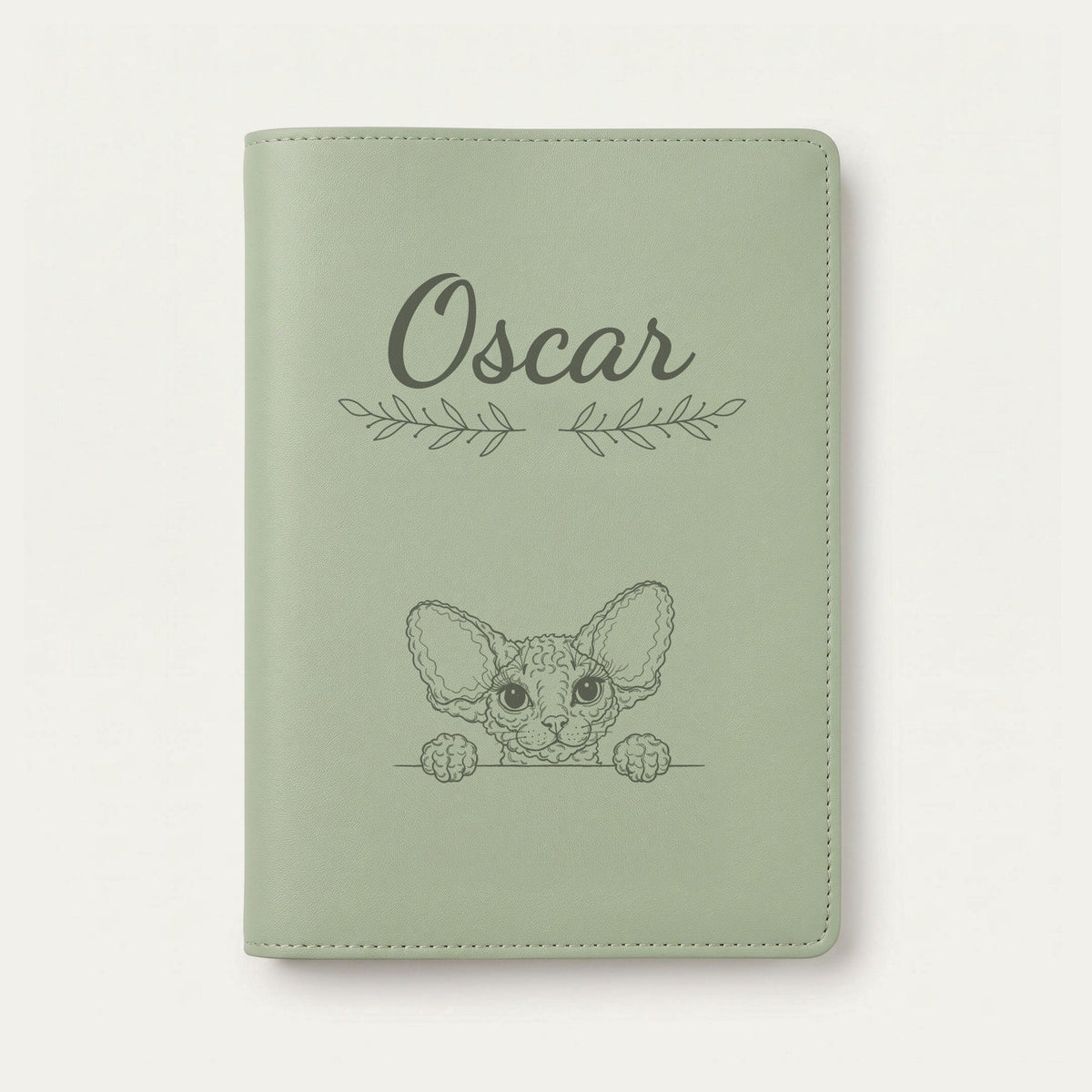 Protège carnet de santé chat personnalisé – Devon rex — Vert sauge — Rameaux — gravure « Oscar »