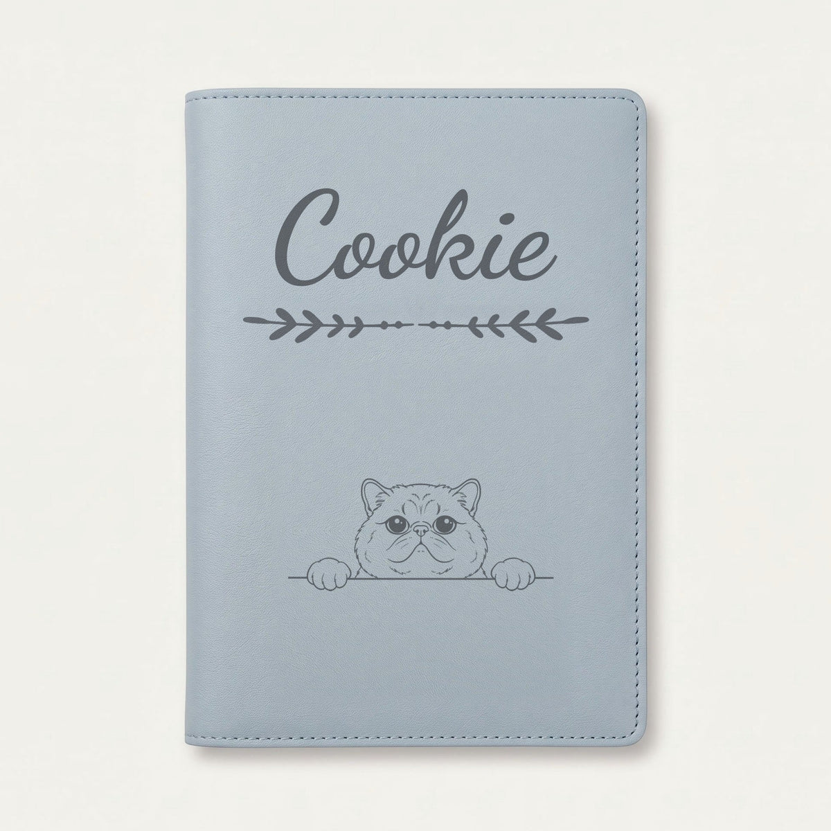 Protège carnet de santé chat personnalisé – Exotic shorthair — Bleu nuage — Flèche — gravure « Cookie »