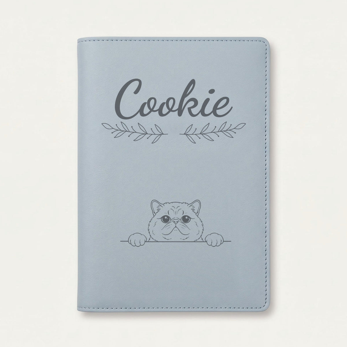 Protège carnet de santé chat personnalisé – Exotic shorthair — Bleu nuage — Rameaux — gravure « Cookie »