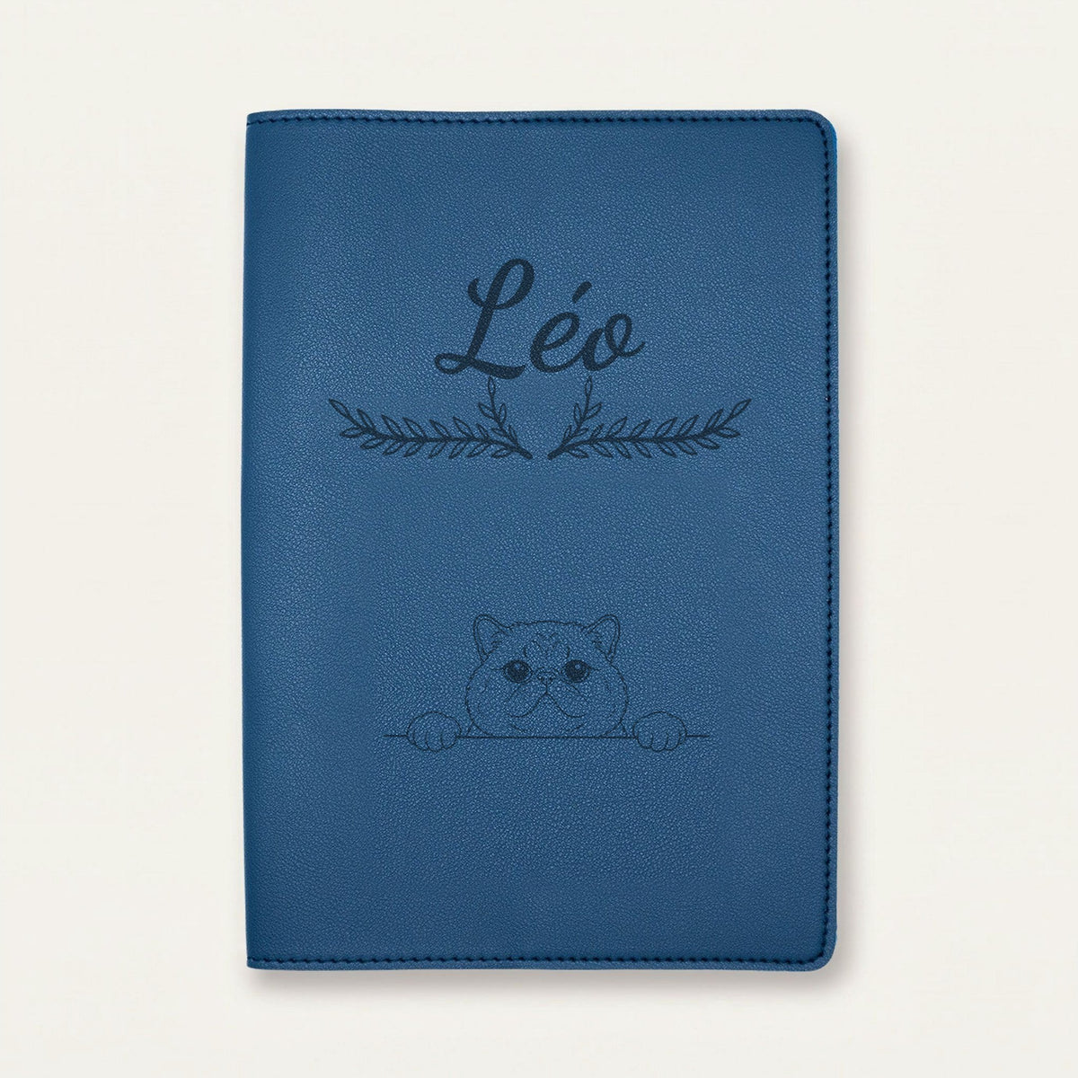Protège carnet de santé chat personnalisé – Exotic shorthair — Bleu nuit — Bouquet — gravure « Léo »