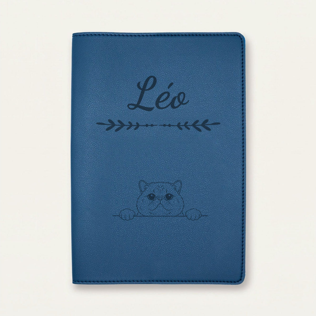 Protège carnet de santé chat personnalisé – Exotic shorthair — Bleu nuit — Flèche — gravure « Léo »
