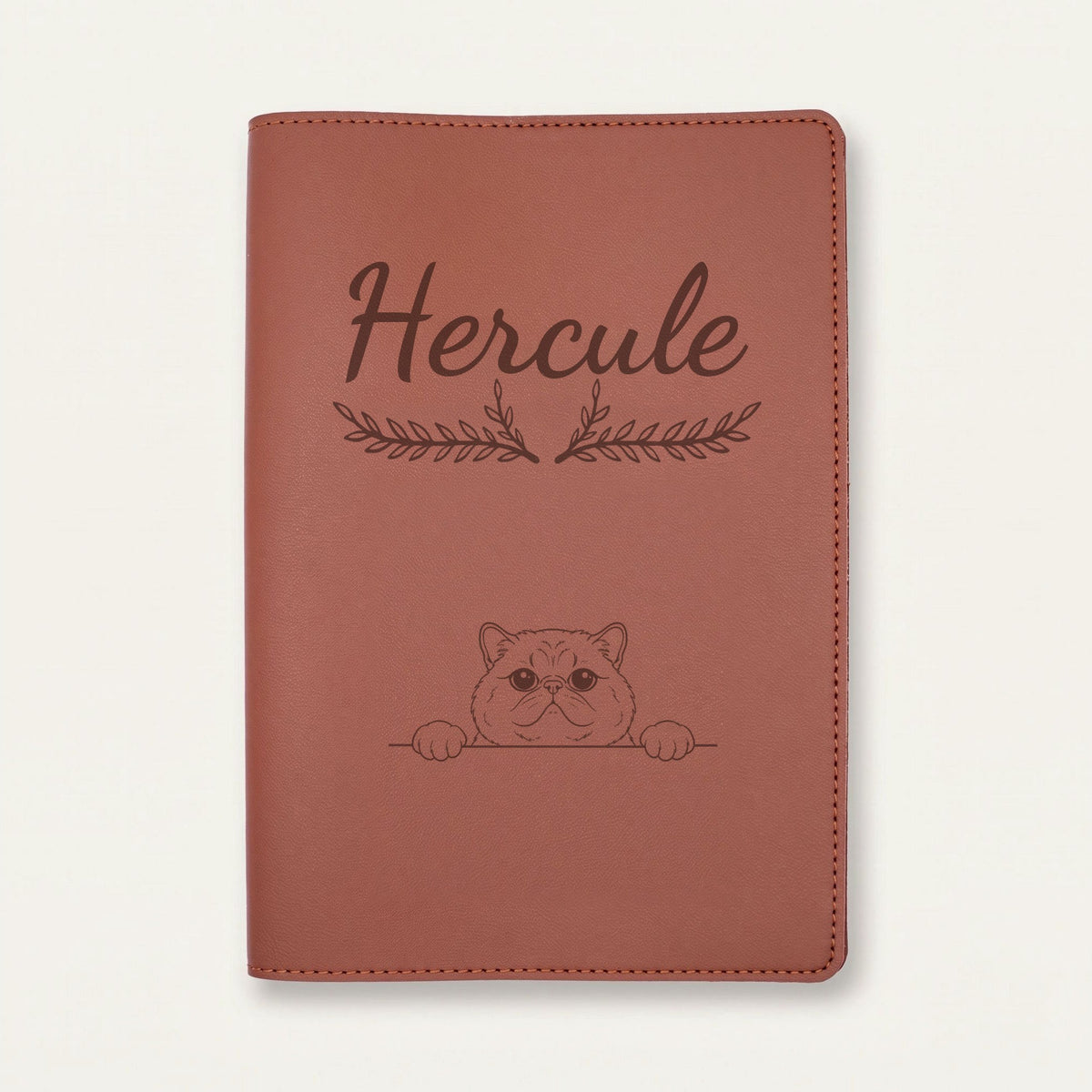 Protège carnet de santé chat personnalisé – Exotic shorthair — Chocolat — Bouquet — gravure « Hercule »