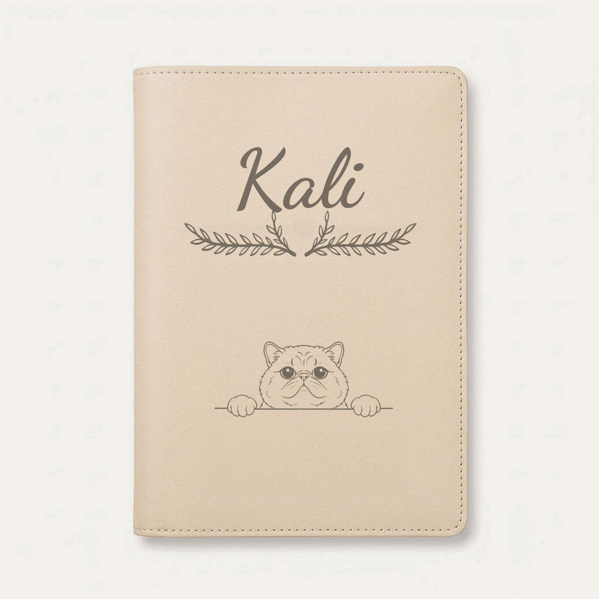 Protège carnet de santé chat personnalisé – Exotic shorthair — Crème vanille — Bouquet — gravure « Kali »