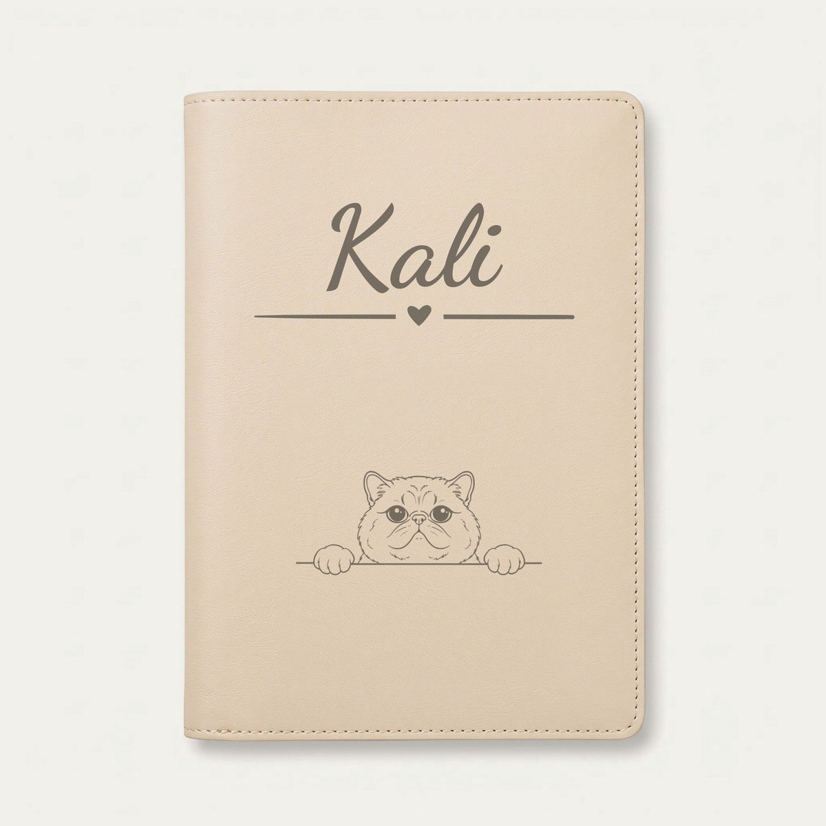 Protège carnet de santé chat personnalisé – Exotic shorthair — Crème vanille — Cœur — gravure « Kali »