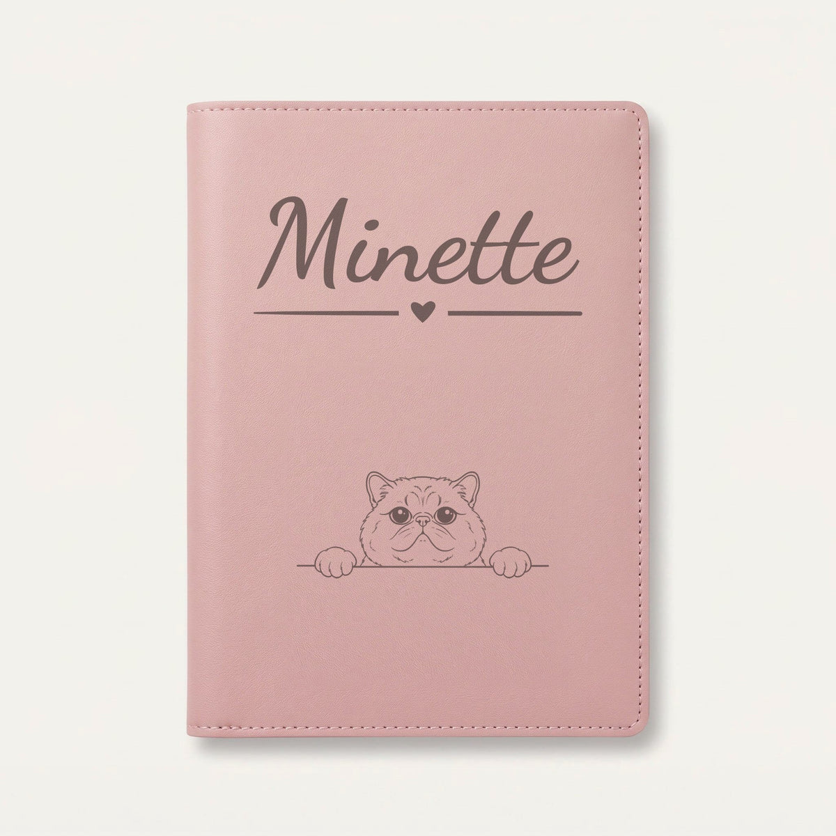 Protège carnet de santé chat personnalisé – Exotic shorthair — Rose dragée — Cœur — gravure « Minette »