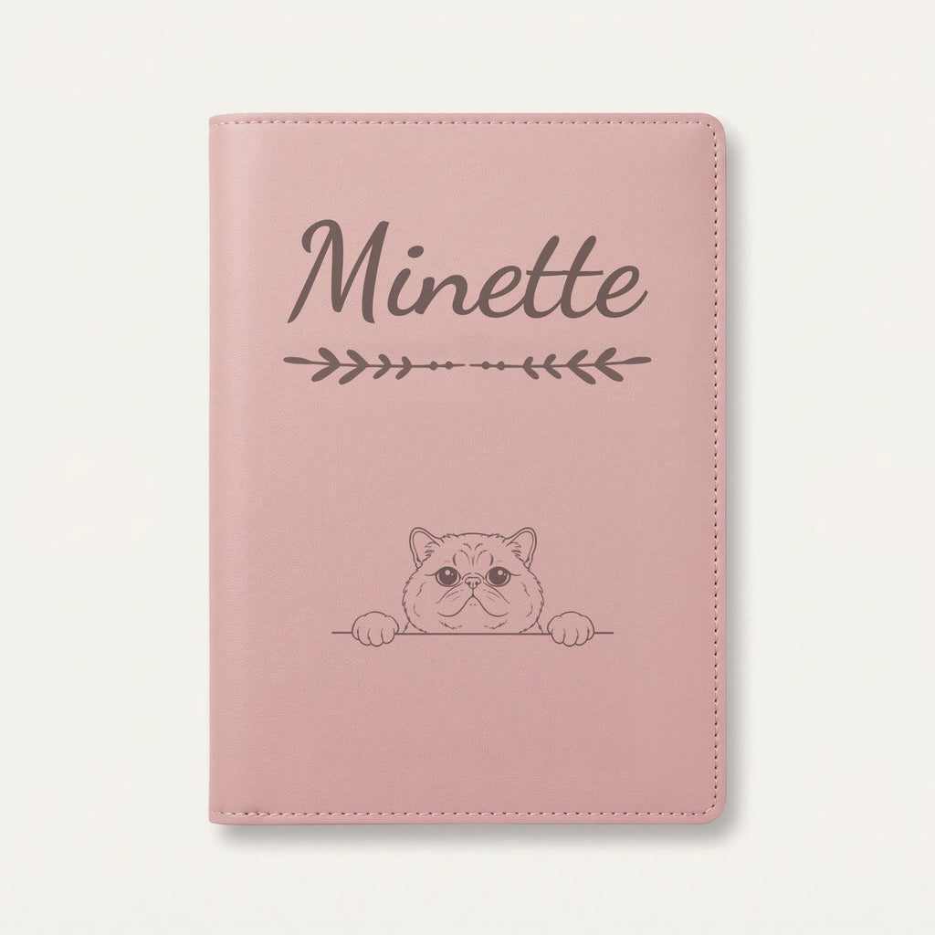 Protège carnet de santé chat personnalisé – Exotic shorthair — Rose dragée — Flèche — gravure « Minette »