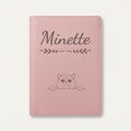 Protège carnet de santé chat personnalisé – Exotic shorthair — Rose dragée — Flèche — gravure « Minette »