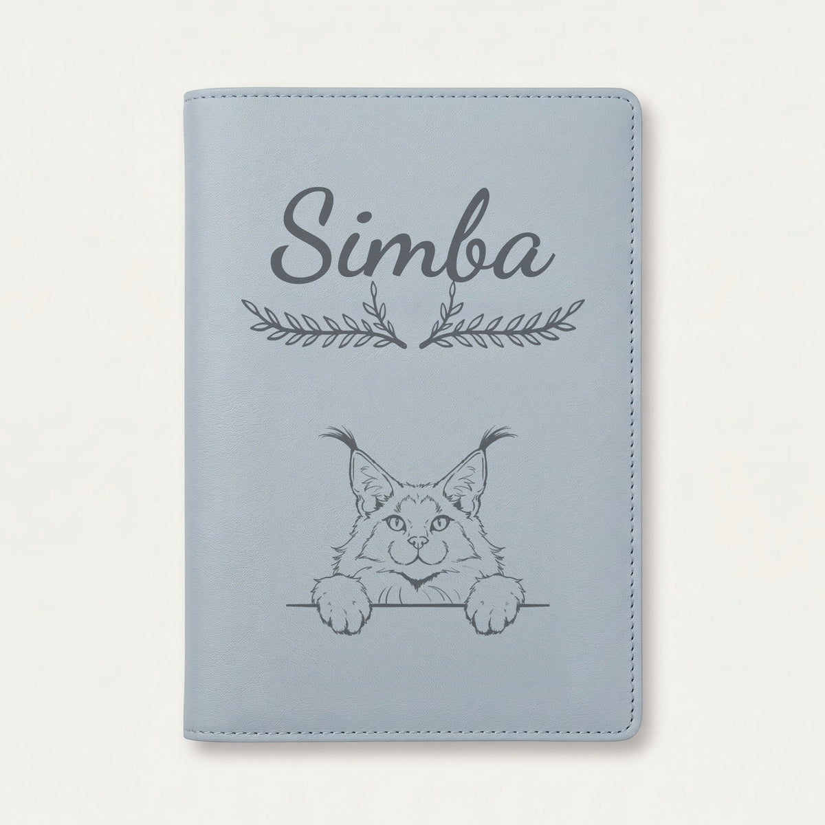 Protège carnet de santé chat personnalisé – Maine coon — Bleu nuage — Bouquet — gravure « Simba »