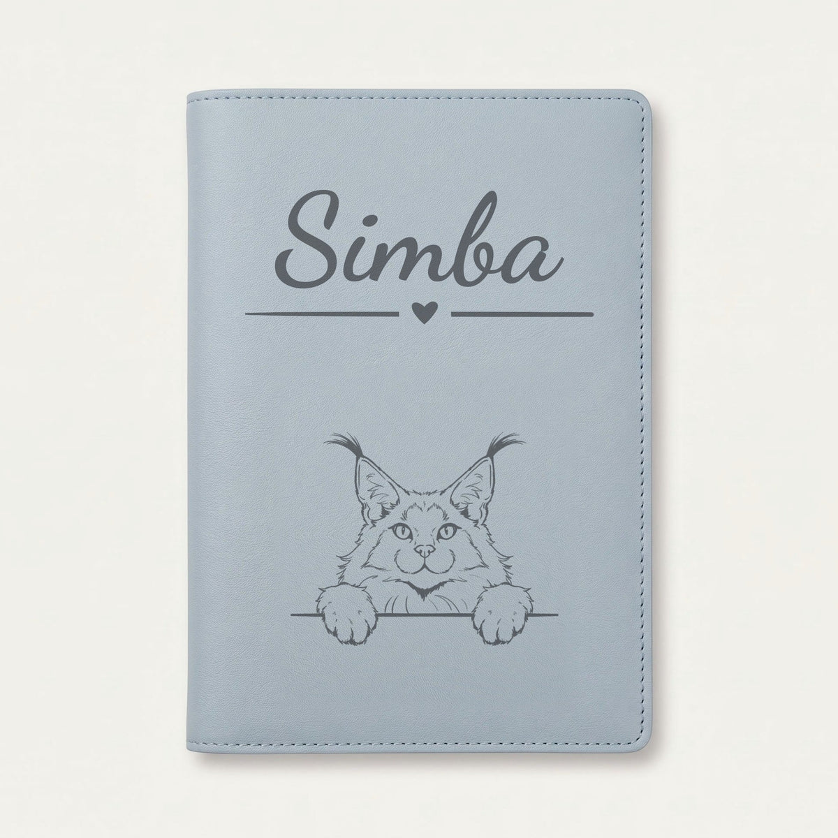 Protège carnet de santé chat personnalisé – Maine coon — Bleu nuage — Cœur — gravure « Simba »