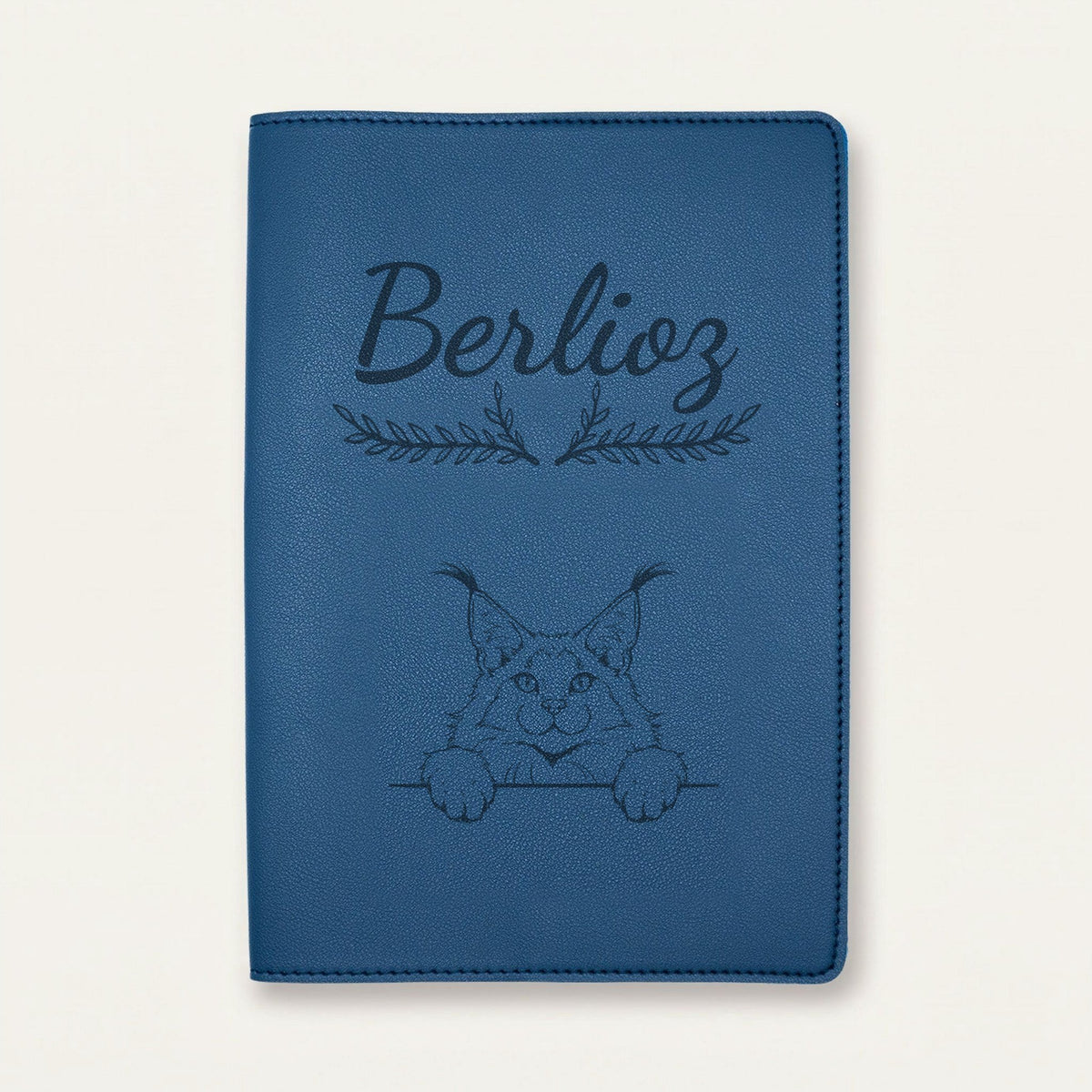 Protège carnet de santé chat personnalisé – Maine coon — Bleu nuit — Bouquet — gravure « Berlioz »