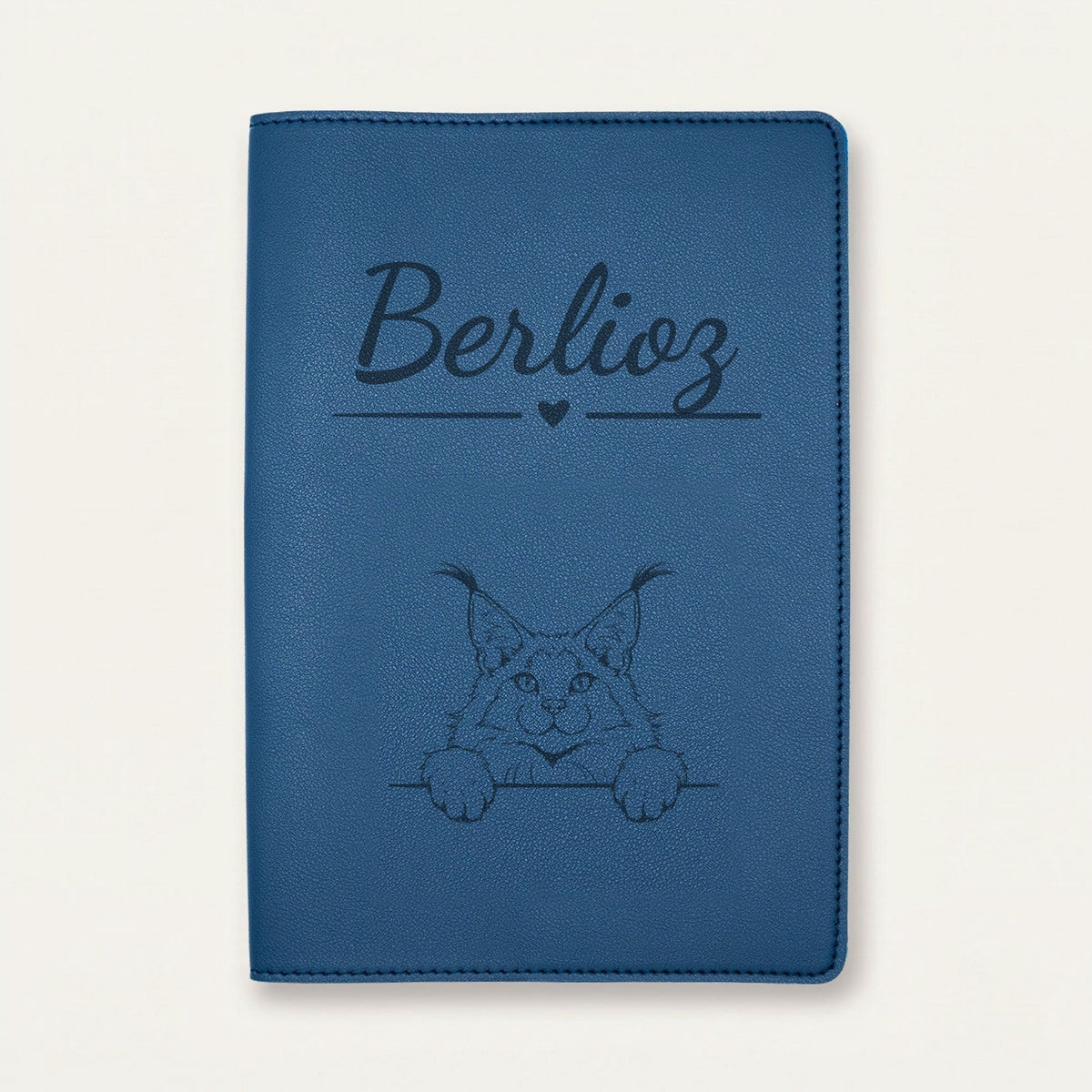 Protège carnet de santé chat personnalisé – Maine coon — Bleu nuit — Cœur — gravure « Berlioz »