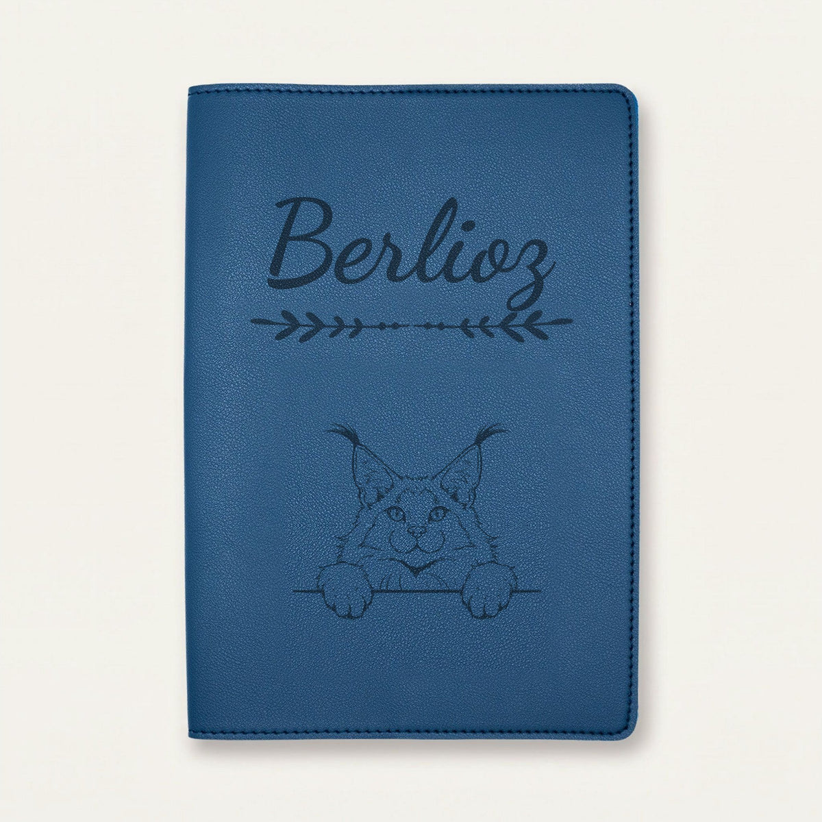 Protège carnet de santé chat personnalisé – Maine coon — Bleu nuit — Flèche — gravure « Berlioz »