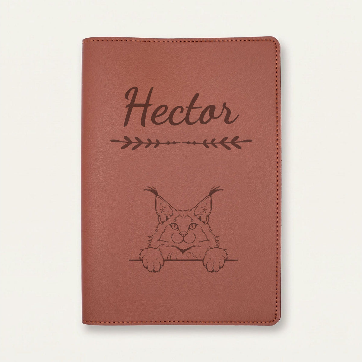 Protège carnet de santé chat personnalisé – Maine coon — Chocolat — Flèche — gravure « Hector »