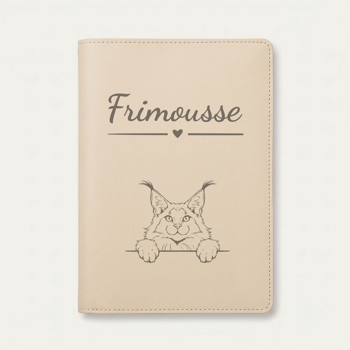 Protège carnet de santé chat personnalisé – Maine coon — Crème vanille — Cœur — gravure « Frimousse »