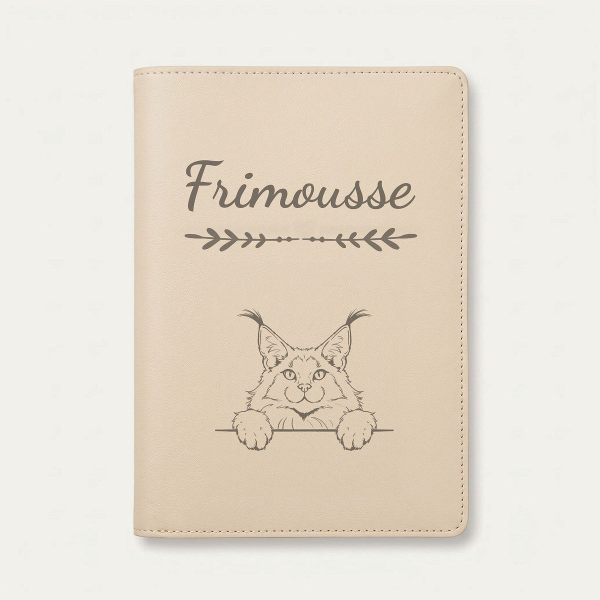 Protège carnet de santé chat personnalisé – Maine coon — Crème vanille — Flèche — gravure « Frimousse »