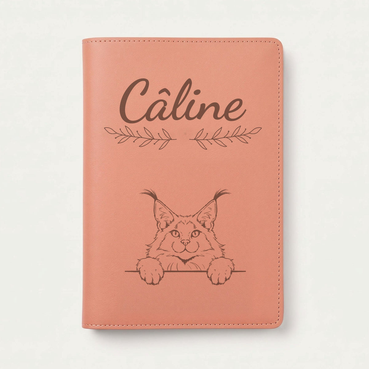 Protège carnet de santé chat personnalisé – Maine coon — Terracotta — Rameaux — gravure « Câline »
