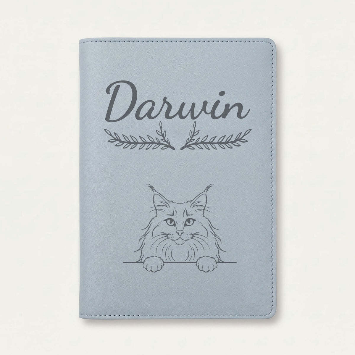Protège carnet de santé chat personnalisé – Norvégien — Bleu nuage — Bouquet — gravure « Darwin »