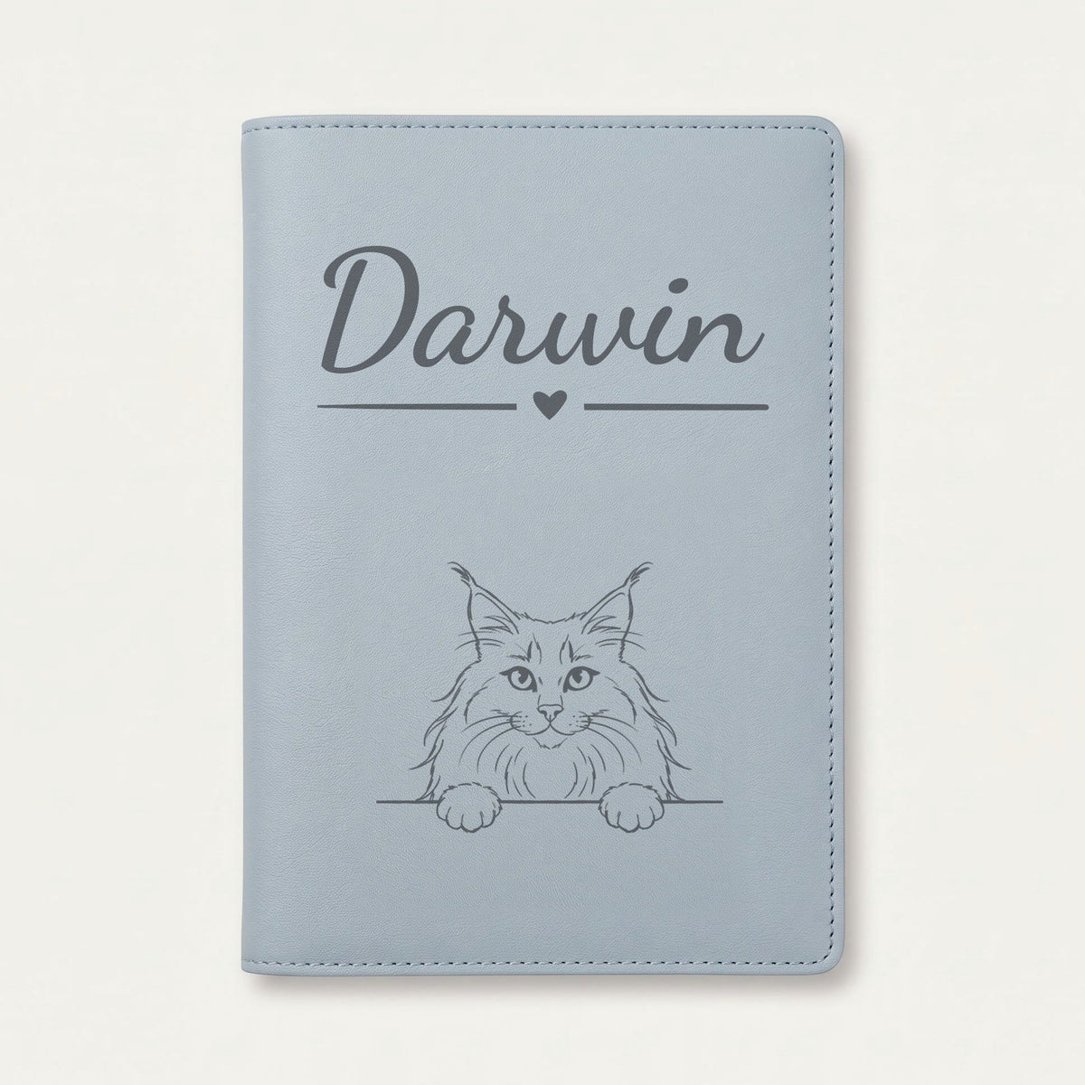 Protège carnet de santé chat personnalisé – Norvégien — Bleu nuage — Cœur — gravure « Darwin »
