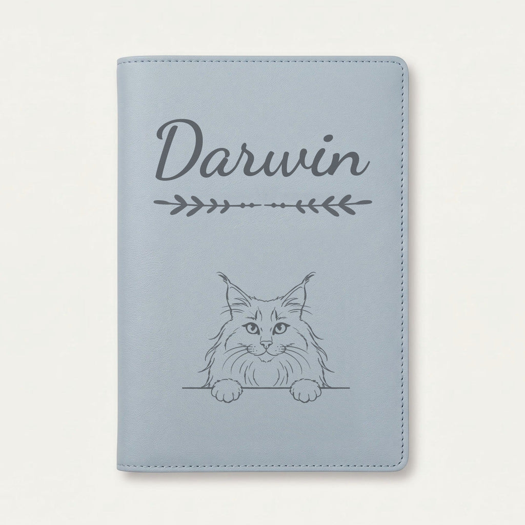 Protège carnet de santé chat personnalisé – Norvégien — Bleu nuage — Flèche — gravure « Darwin »