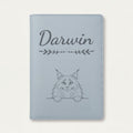 Protège carnet de santé chat personnalisé – Norvégien — Bleu nuage — Flèche — gravure « Darwin »