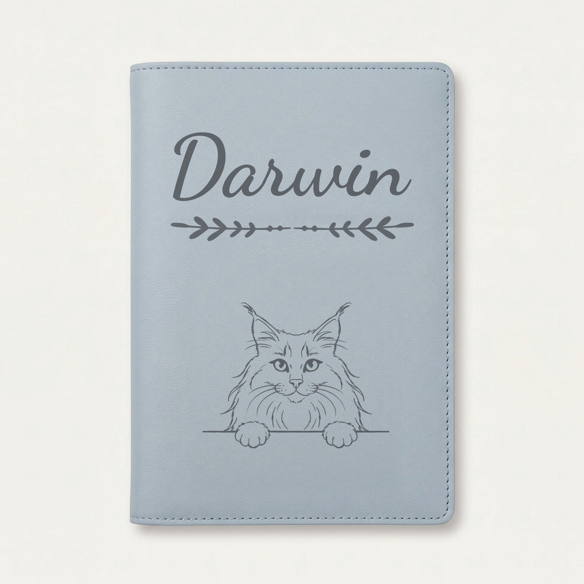 Protège carnet de santé chat personnalisé – Norvégien — Bleu nuage — Flèche — gravure « Darwin »