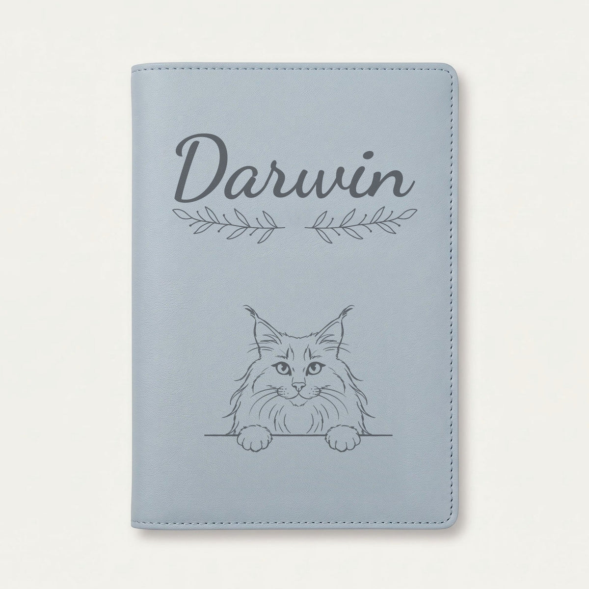 Protège carnet de santé chat personnalisé – Norvégien — Bleu nuage — Rameaux — gravure « Darwin »