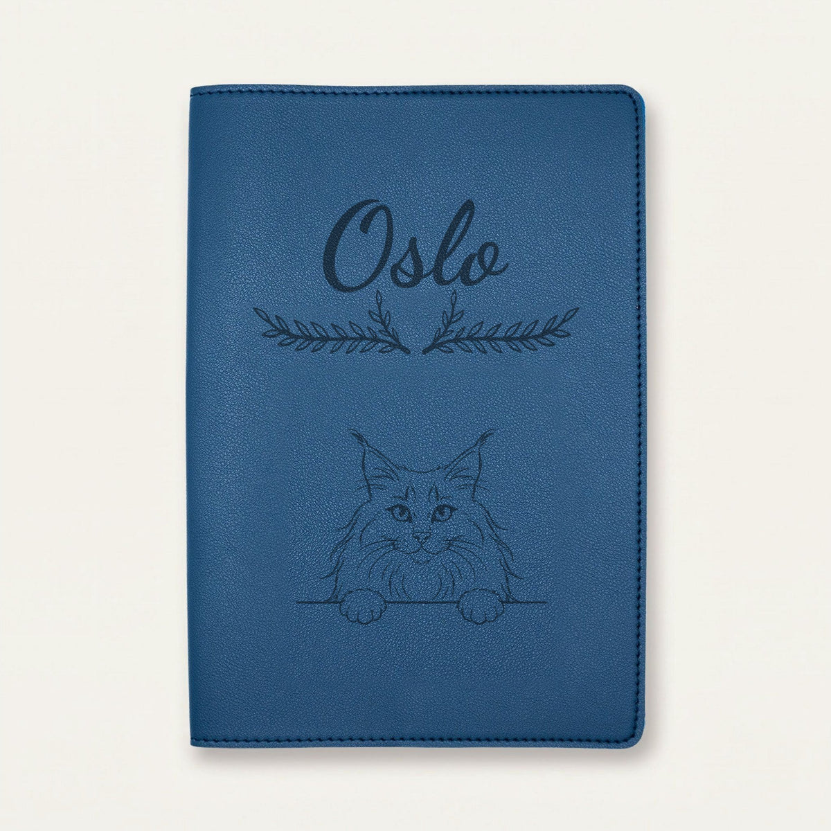 Protège carnet de santé chat personnalisé – Norvégien — Bleu nuit — Bouquet — gravure « Oslo »