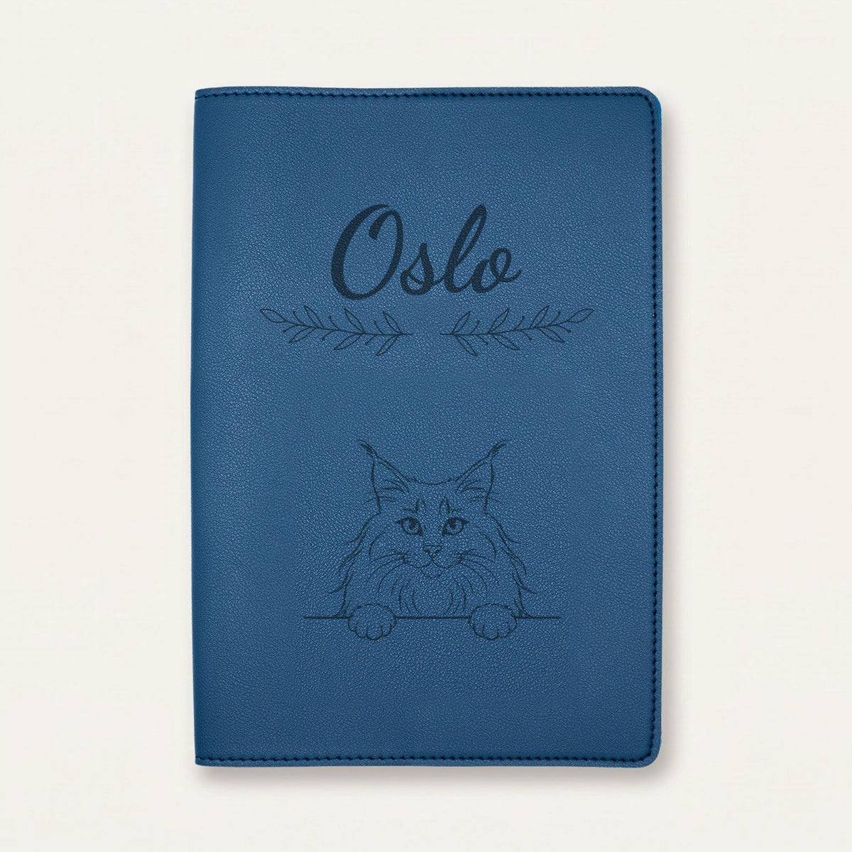 Protège carnet de santé chat personnalisé – Norvégien — Bleu nuit — Rameaux — gravure « Oslo »
