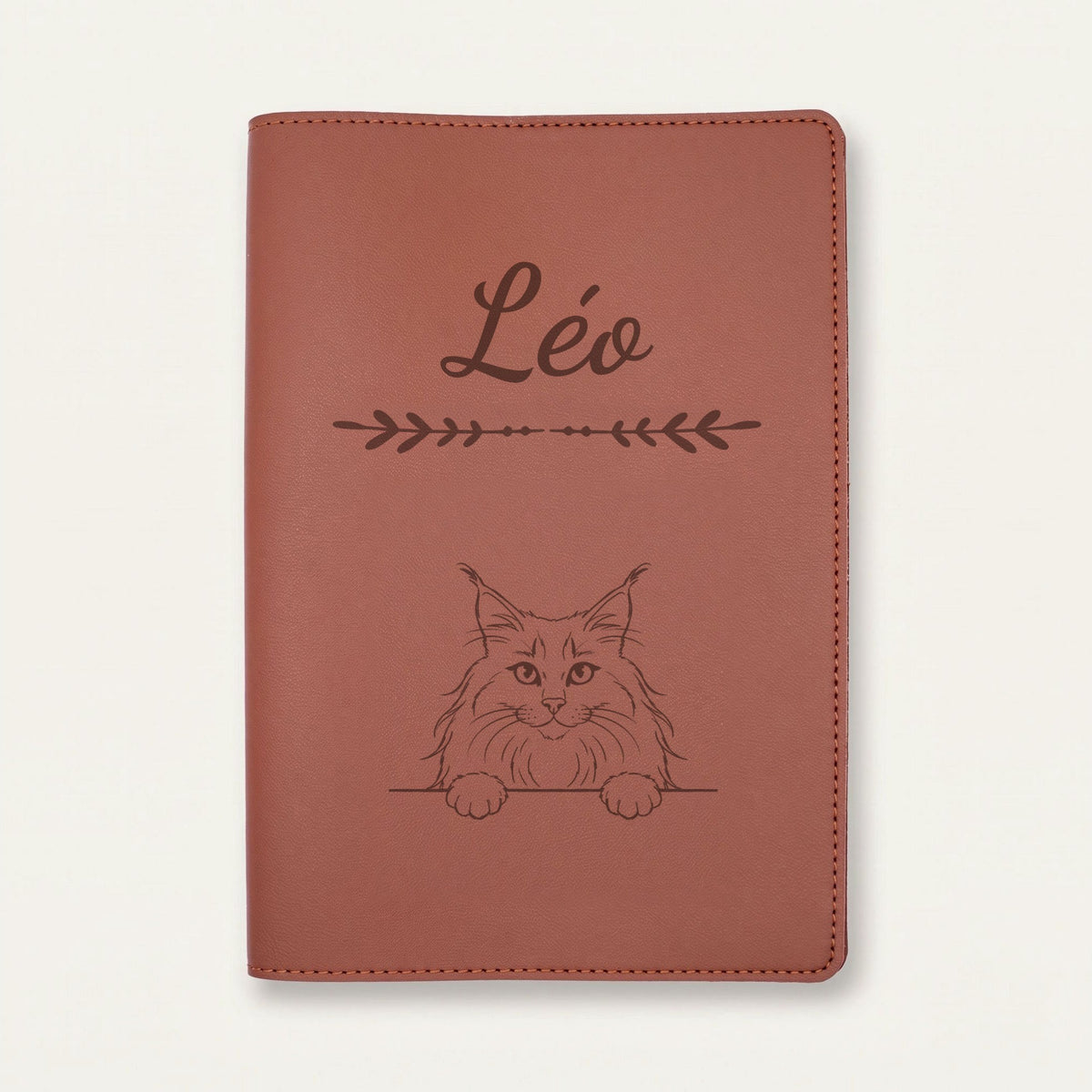 Protège carnet de santé chat personnalisé – Norvégien — Chocolat — Flèche — gravure « Léo »