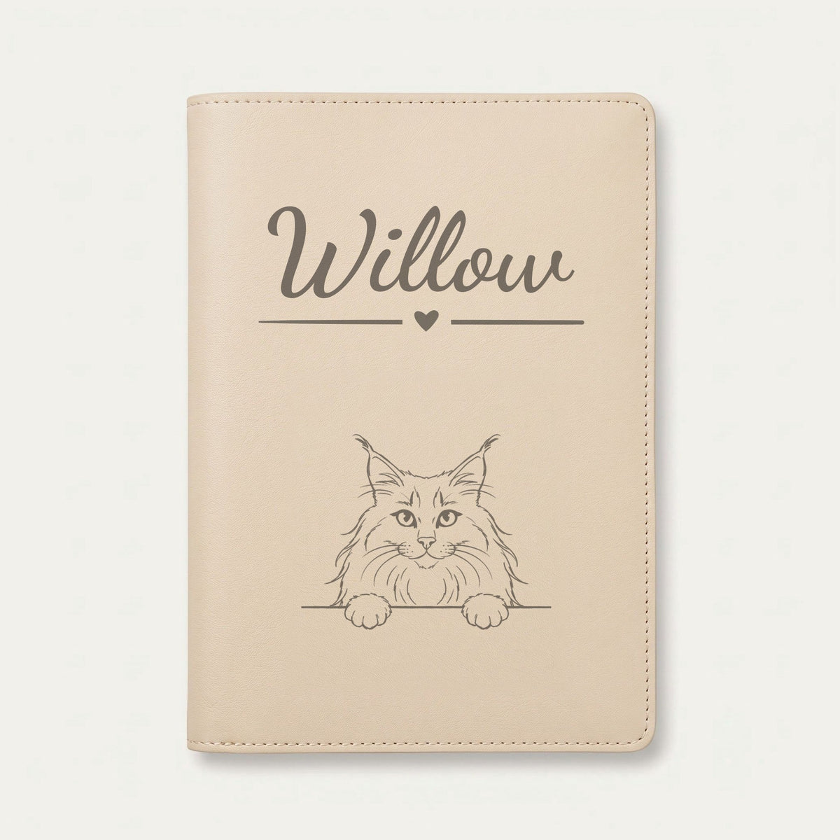Protège carnet de santé chat personnalisé – Norvégien — Crème vanille — Cœur — gravure « Willow »