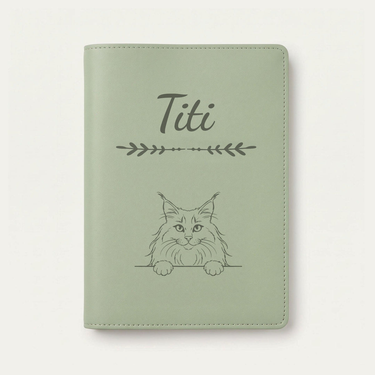 Protège carnet de santé chat personnalisé – Norvégien — Vert sauge — Flèche — gravure « Titi »