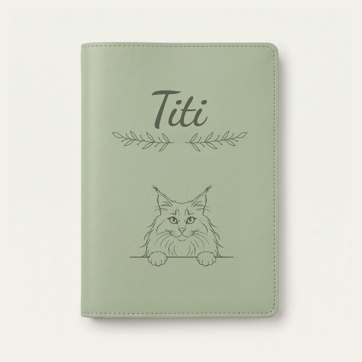 Protège carnet de santé chat personnalisé – Norvégien — Vert sauge — Rameaux — gravure « Titi »