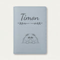 Protège carnet de santé chat personnalisé – Persan — Bleu nuage — Flèche — gravure « Timon »