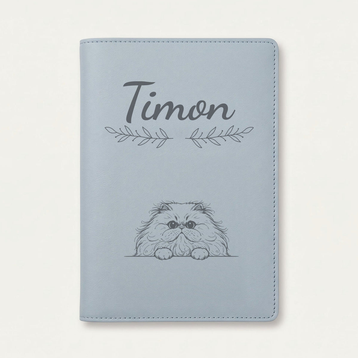 Protège carnet de santé chat personnalisé – Persan — Bleu nuage — Rameaux — gravure « Timon »