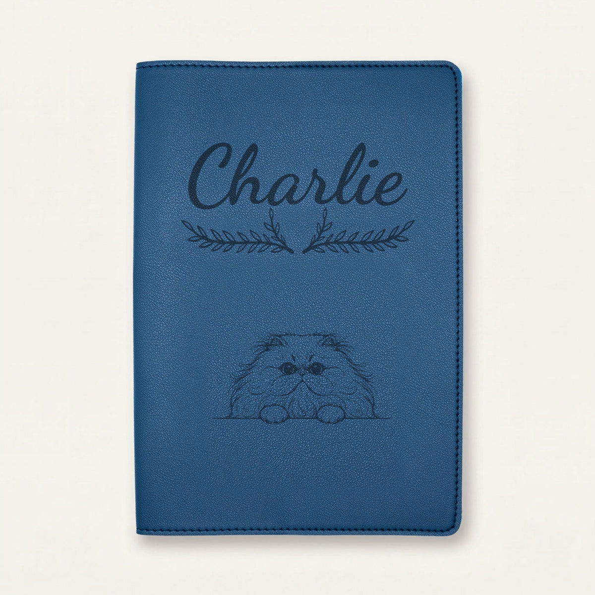 Protège carnet de santé chat personnalisé – Persan — Bleu nuit — Bouquet — gravure « Charlie »