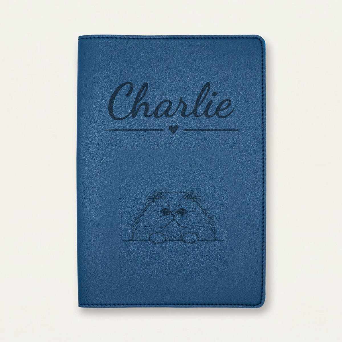 Protège carnet de santé chat personnalisé – Persan — Bleu nuit — Cœur — gravure « Charlie »