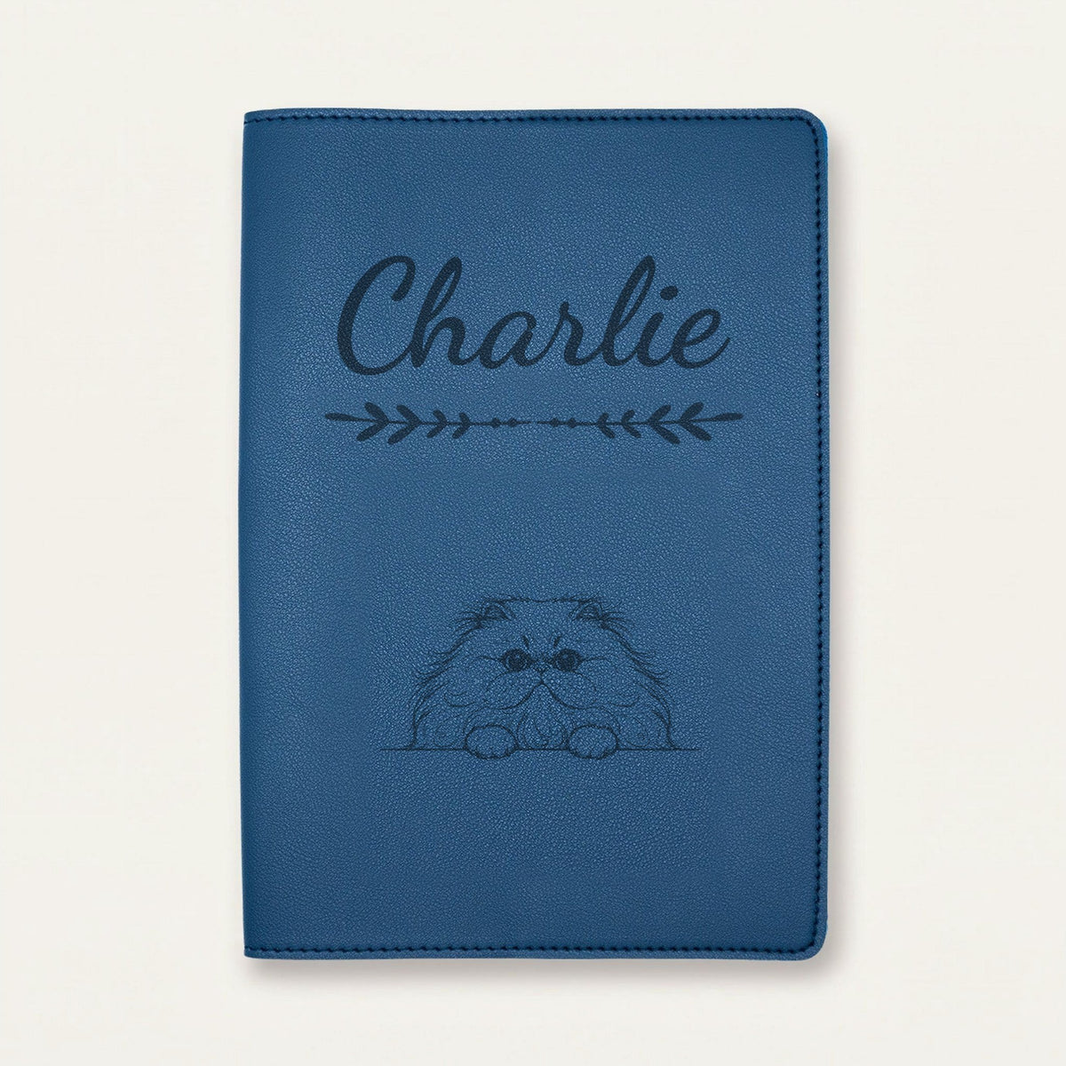 Protège carnet de santé chat personnalisé – Persan — Bleu nuit — Flèche — gravure « Charlie »