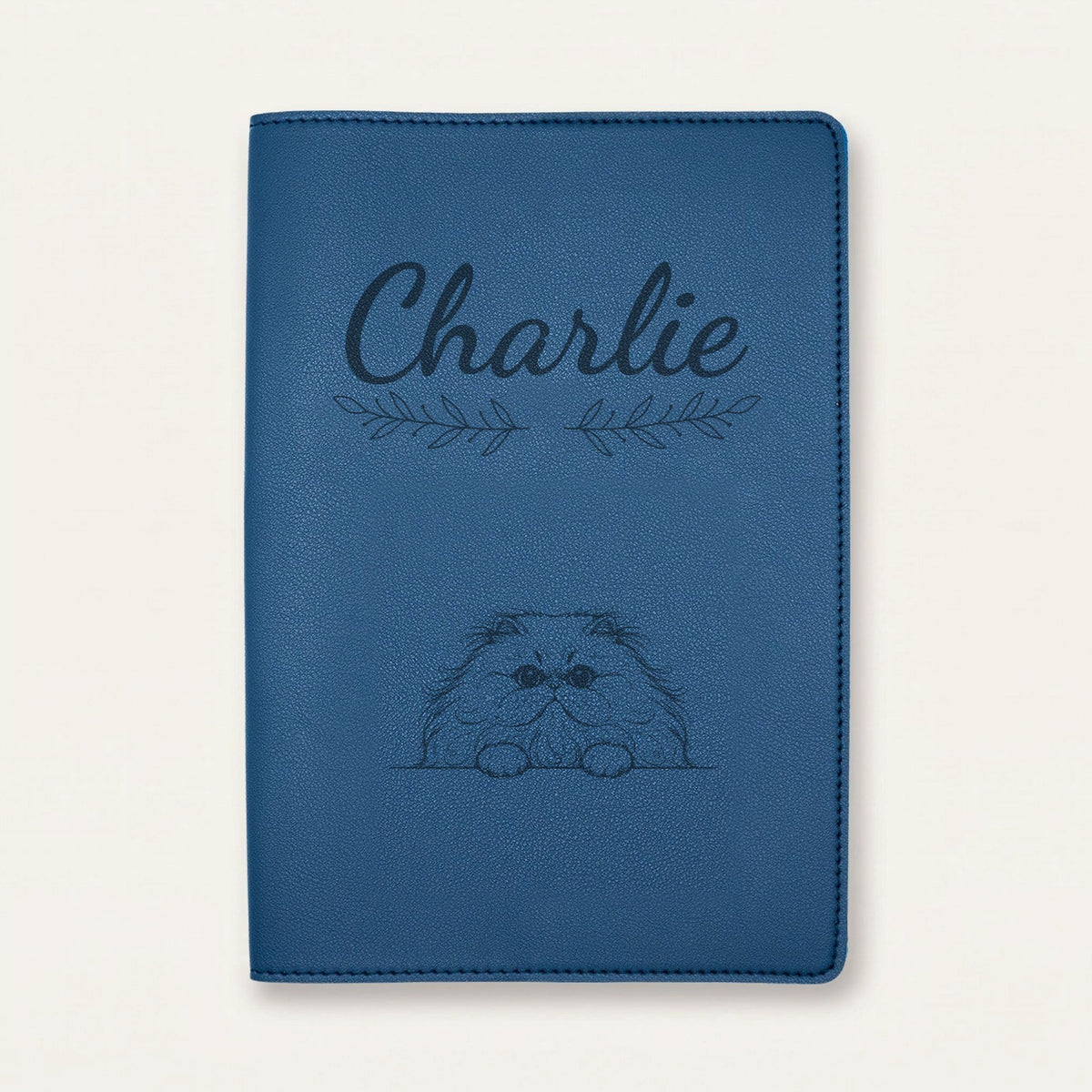 Protège carnet de santé chat personnalisé – Persan — Bleu nuit — Rameaux — gravure « Charlie »