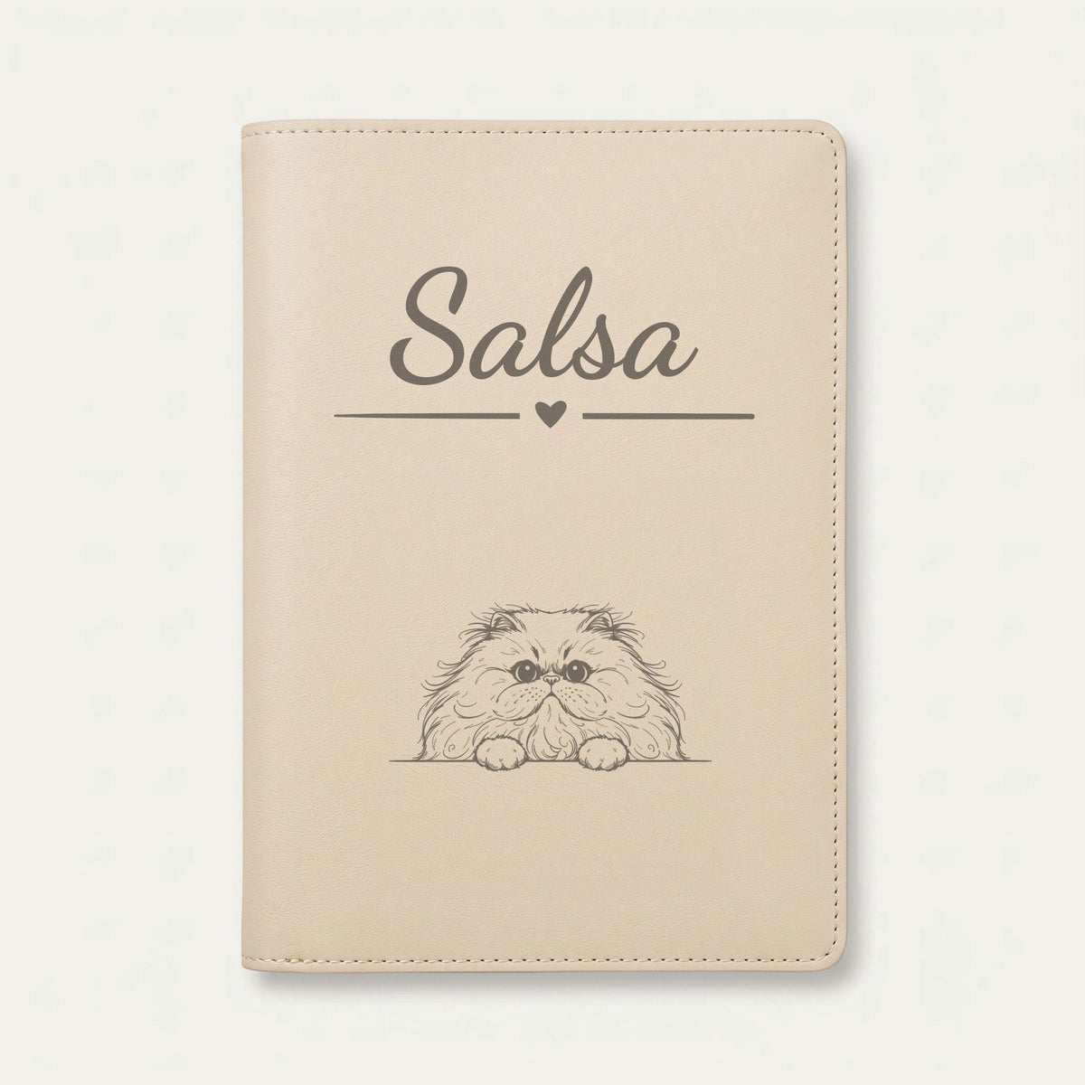 Protège carnet de santé chat personnalisé – Persan — Crème vanille — Cœur — gravure « Salsa »