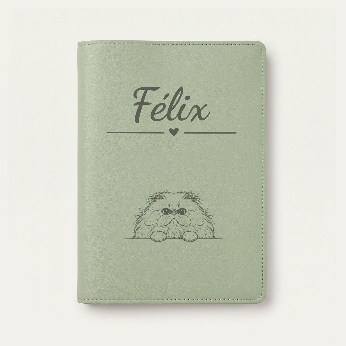 Protège carnet de santé chat personnalisé – Persan — Vert sauge — Cœur — gravure « Félix »