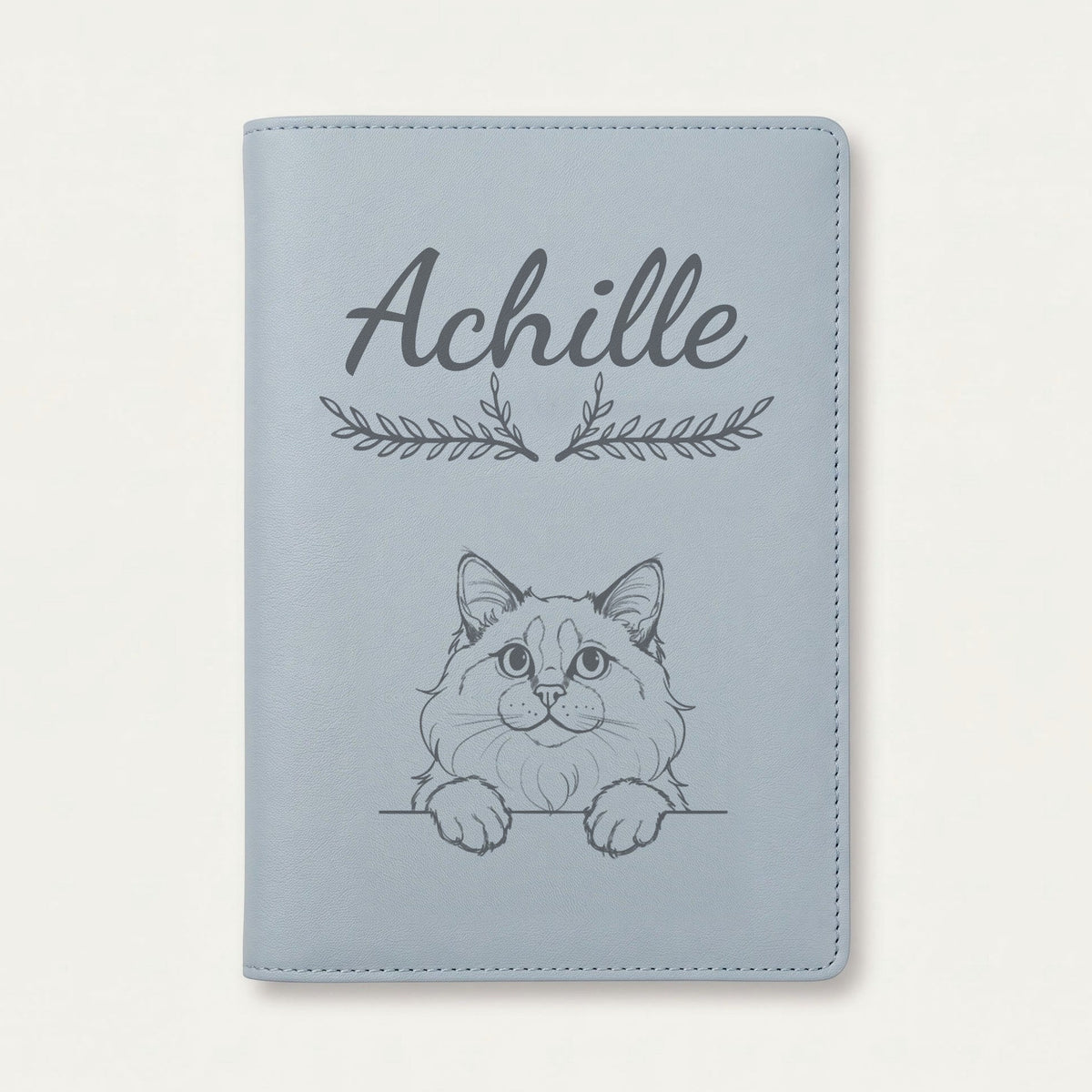 Protège carnet de santé chat personnalisé – Ragdoll — Bleu nuage — Bouquet — gravure « Achille »