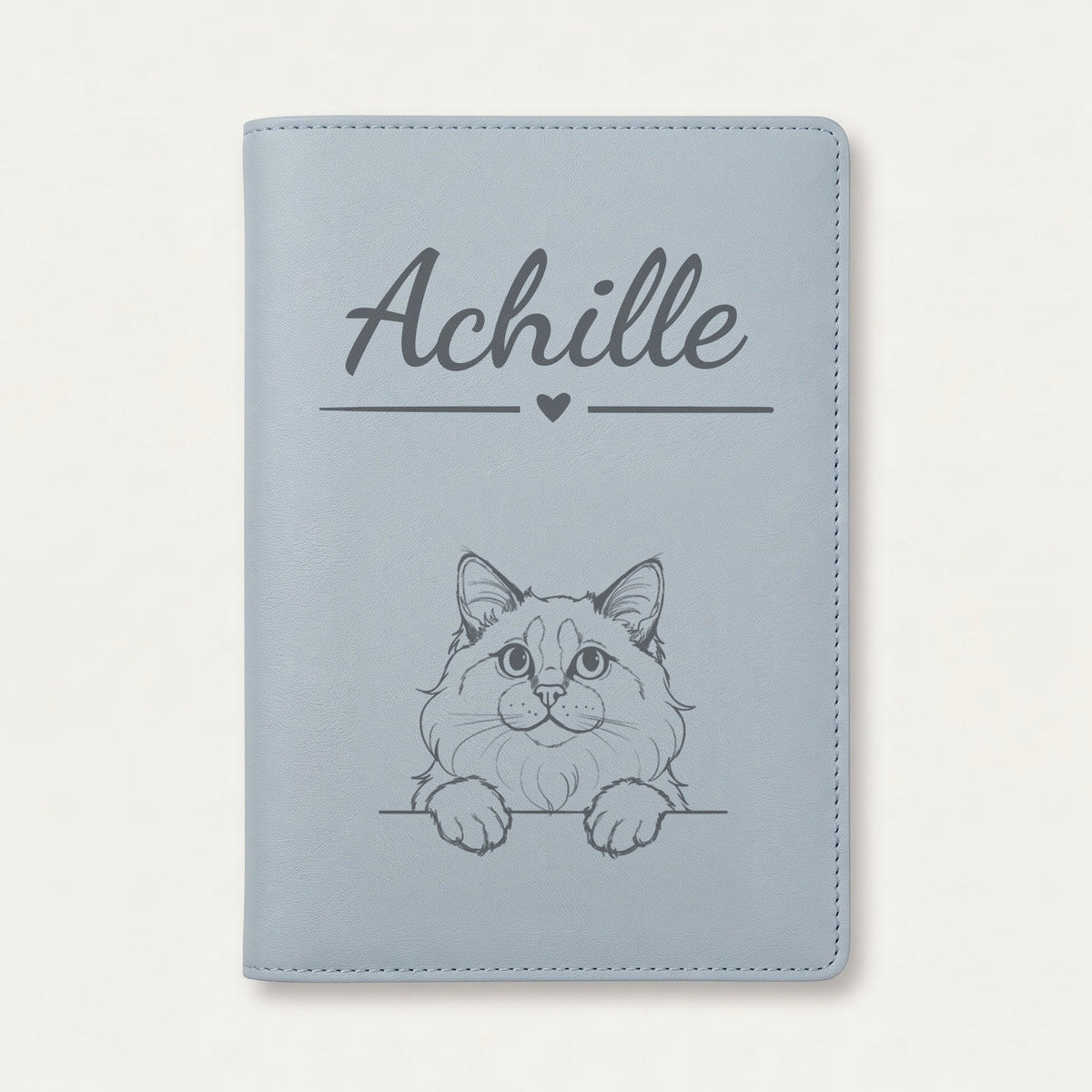 Protège carnet de santé chat personnalisé – Ragdoll — Bleu nuage — Cœur — gravure « Achille »