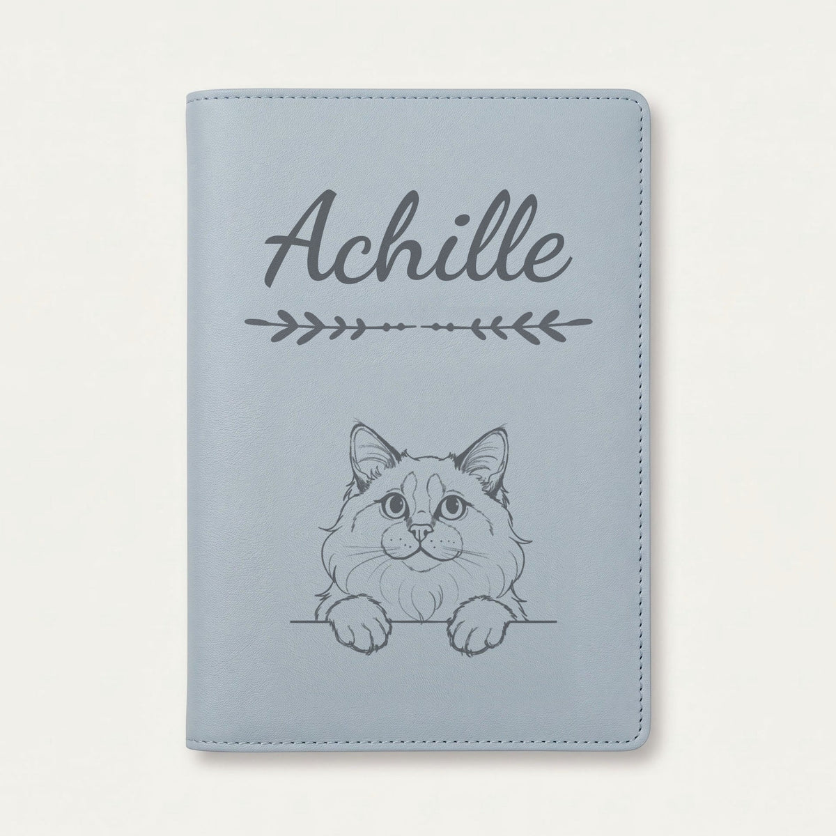 Protège carnet de santé chat personnalisé – Ragdoll — Bleu nuage — Flèche — gravure « Achille »