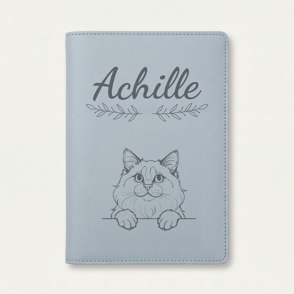 Protège carnet de santé chat personnalisé – Ragdoll — Bleu nuage — Rameaux — gravure « Achille »