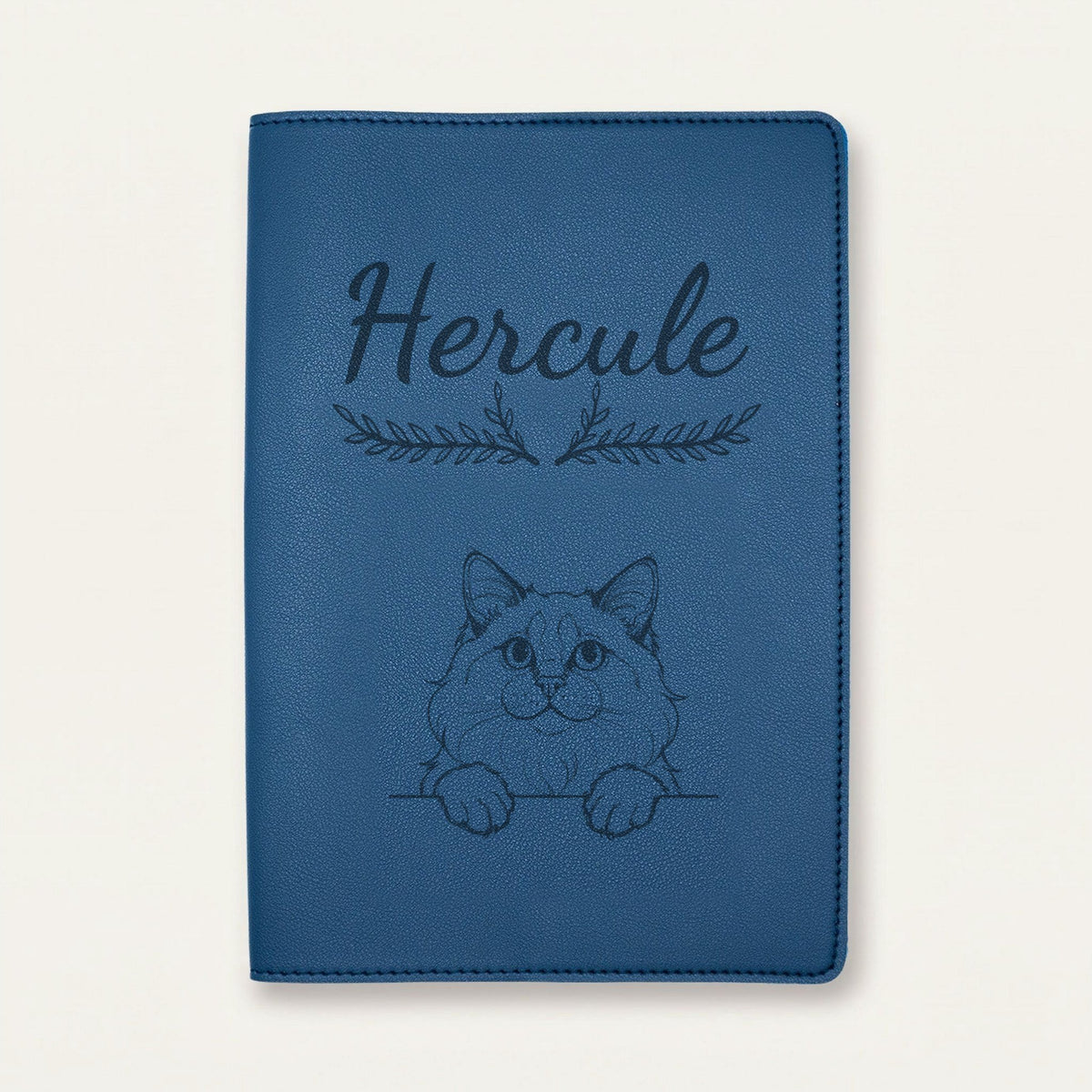 Protège carnet de santé chat personnalisé – Ragdoll — Bleu nuit — Bouquet — gravure « Hercule »