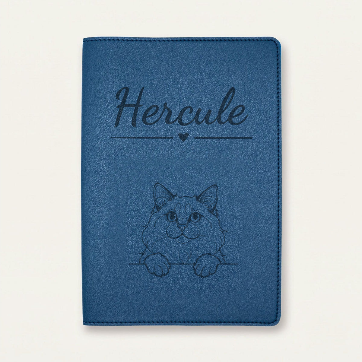 Protège carnet de santé chat personnalisé – Ragdoll — Bleu nuit — Cœur — gravure « Hercule »