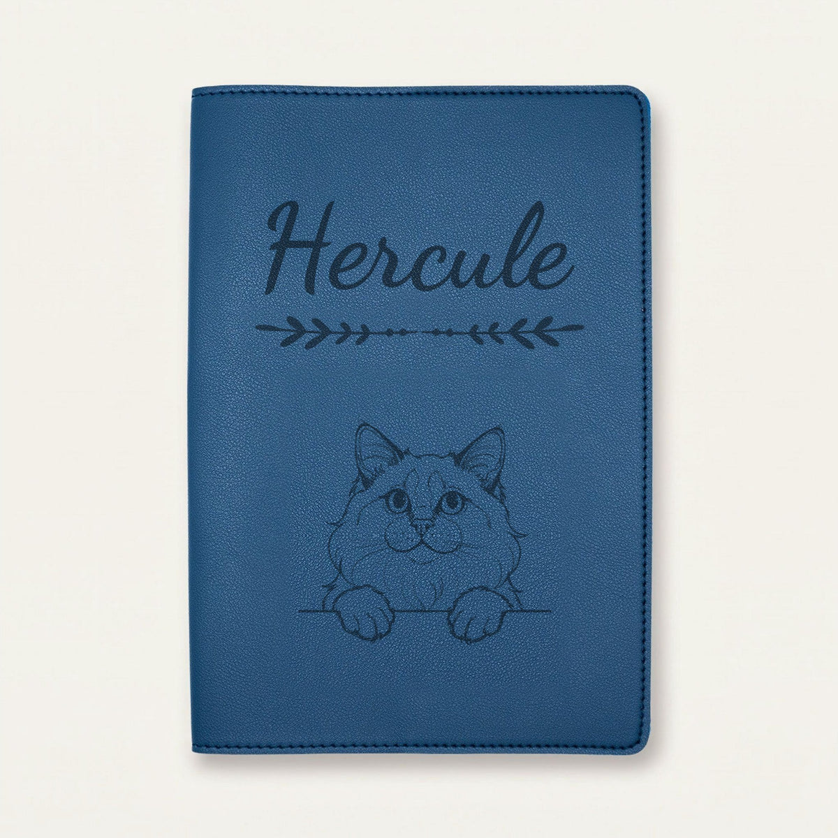 Protège carnet de santé chat personnalisé – Ragdoll — Bleu nuit — Flèche — gravure « Hercule »