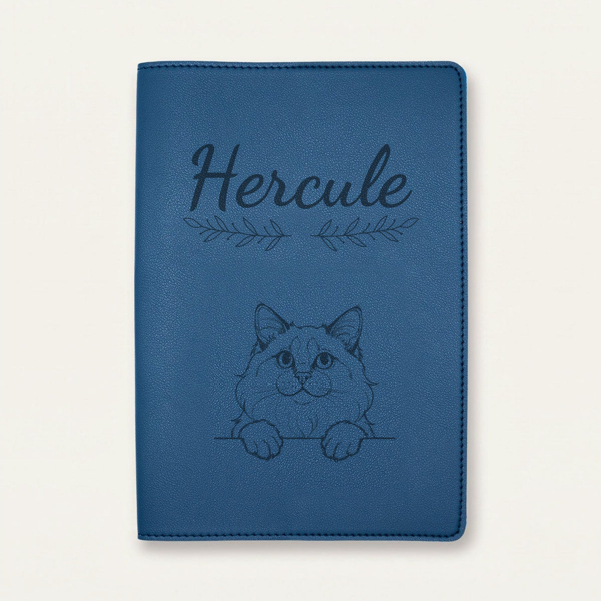 Protège carnet de santé chat personnalisé – Ragdoll — Bleu nuit — Rameaux — gravure « Hercule »