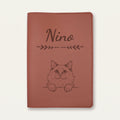 Protège carnet de santé chat personnalisé – Ragdoll — Chocolat — Flèche — gravure « Nino »