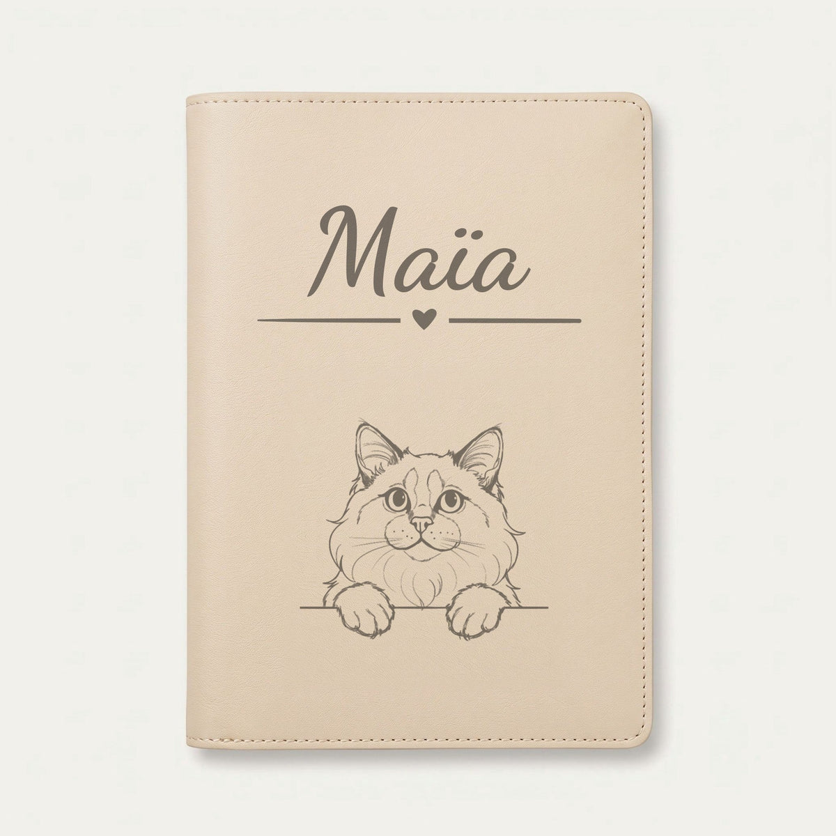 Protège carnet de santé chat personnalisé – Ragdoll — Crème vanille — Cœur — gravure « Maïa »